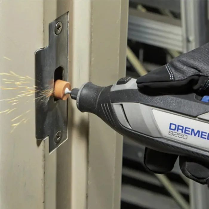 Dremel 8250 - Outil rotatif multifonction sans fil 12V avec 5 accessoires - Moteur brushless, 5000 à 30000 tr/min, batterie 2Ah