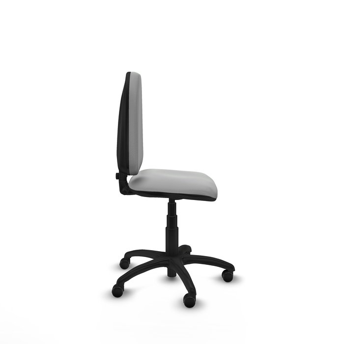 Chaise de bureau Aýna avec mécanisme de contact permanent de base, rembourrée en simili cuir gris clair. Équipée d'une base en polyamide noir, sans accoudoirs et avec roulettes pour parquet.