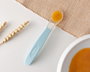 KioKids Cuillère en silicone pour bébé étape 2, bleu clair, recommandée à partir de 4 mois, résistante au lave-vaisselle, texture douce