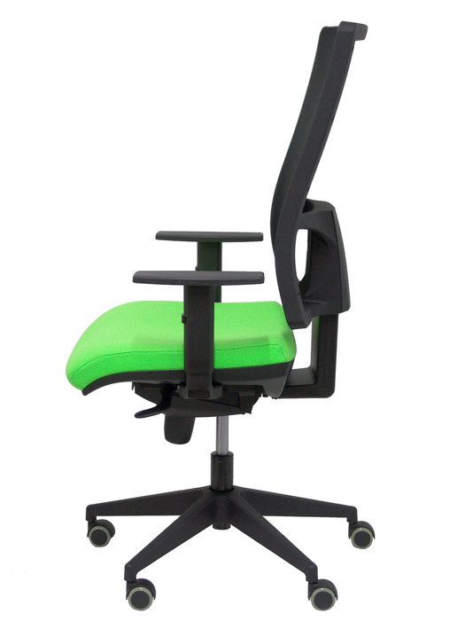 Chaise Horna Synchro 5 positions tissu Vert pistache Maille Noir Base pyramidale noire Accoudoir 1D Sans appui-tête Roulettes pour moquette Chaise Horna Synchro 5 positions tissu Vert pistache Maille Noir Base pyramidale noire Accoudoir 1D Sans appui-tête Roulettes pour moquette