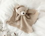 KioKids Doudou ours peluche beige - Collection Cotton friends - 100% coton et polyester - Jouet éco-responsable sans plastique - Pour bébé dès 2 mois