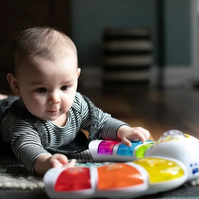 Baby Einstein Glow & Discover Centre d'activités musical lumineux avec piano, lumières, 3 modes et hochet pour bébé, jouet multilingue