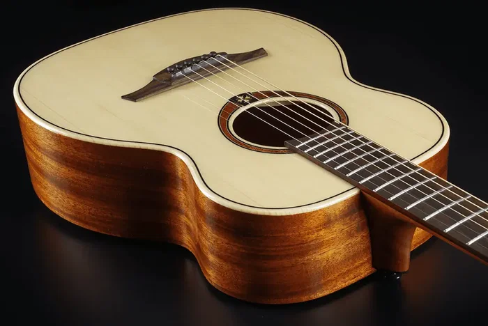 LAG Guitare Acoustique Travel Spruce Folk, Table Épicéa Massif, Dos et Éclisses Acajou, Format Voyage
