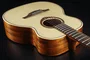 LAG Guitare Acoustique Travel Spruce Folk, Table Épicéa Massif, Dos et Éclisses Acajou, Format Voyage