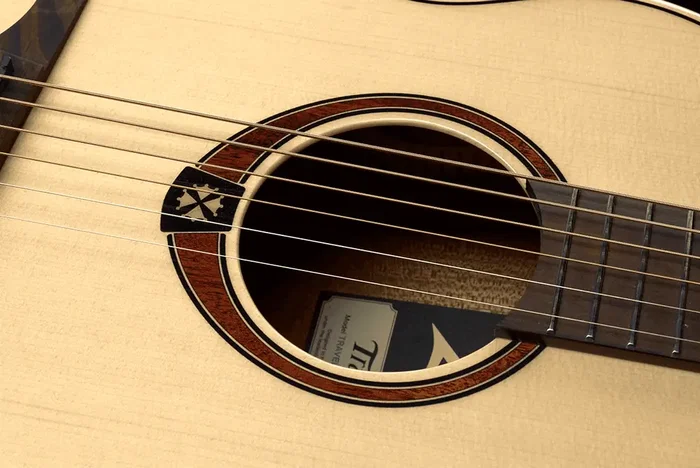 LAG Guitare Acoustique Travel Spruce Folk, Table Épicéa Massif, Dos et Éclisses Acajou, Format Voyage