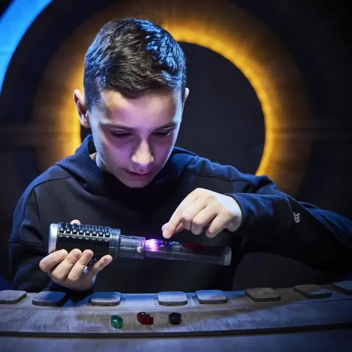 Hasbro Star Wars Sabre Laser Cristal Kyber avec 7 Couleurs et 10 Cristaux, Jouet Enfant avec Sons et Lumières à partir de 4 Ans