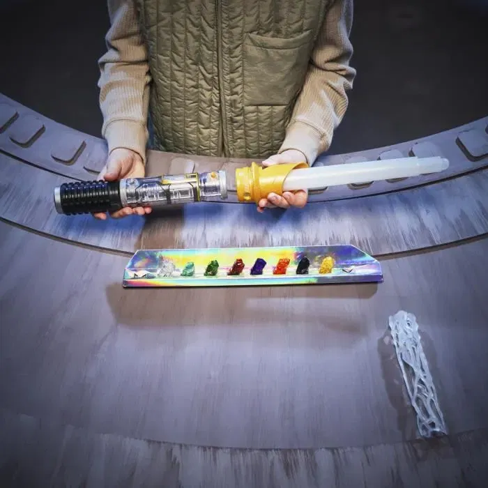 Hasbro Star Wars Sabre Laser Cristal Kyber avec 7 Couleurs et 10 Cristaux, Jouet Enfant avec Sons et Lumières à partir de 4 Ans