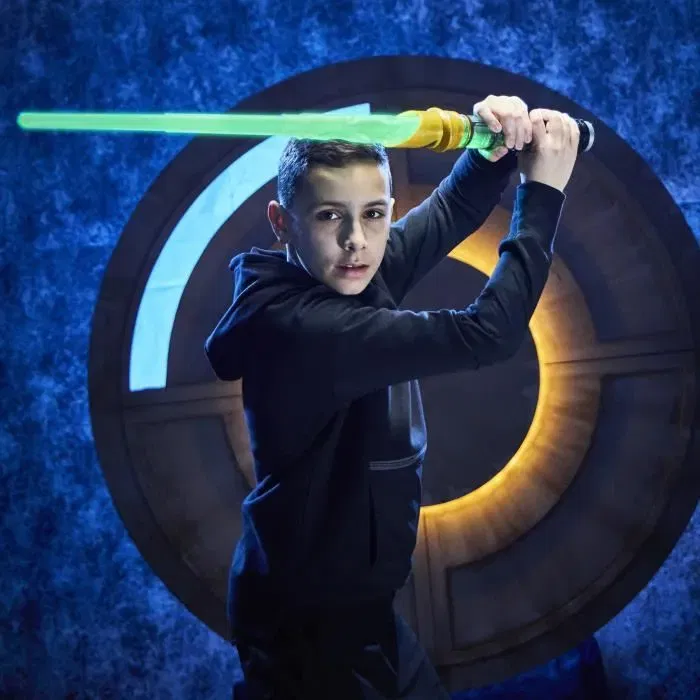 Hasbro Star Wars Sabre Laser Cristal Kyber avec 7 Couleurs et 10 Cristaux, Jouet Enfant avec Sons et Lumières à partir de 4 Ans