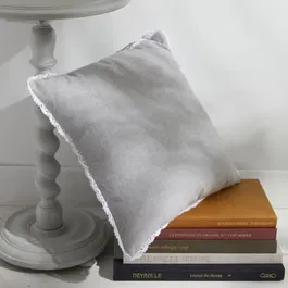 Coussin déhoussable Today Charme 40 x 40 cm - Housse en coton et garnissage polyester - Finition dentelle avec zip invisible - Collection décoration élégante