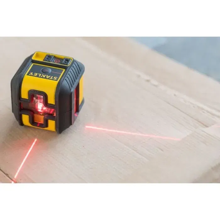 Stanley STHT77502-1 Niveau Laser Croix et Équerre Rouge - Projection Croix et Ligne, Précision +/-5mm, Portée 10m, IP50, avec Quick Link et Étui