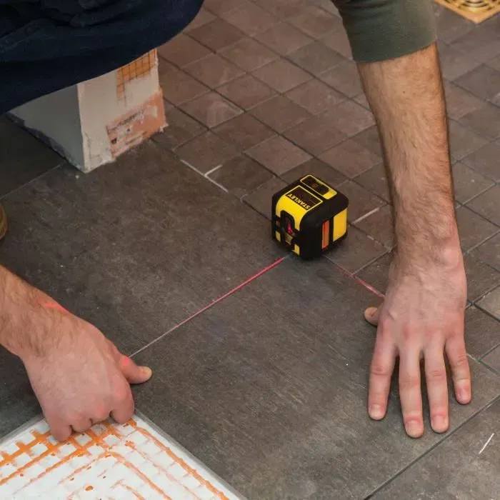 Stanley STHT77502-1 Niveau Laser Croix et Équerre Rouge - Projection Croix et Ligne, Précision +/-5mm, Portée 10m, IP50, avec Quick Link et Étui