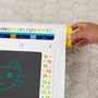 Fisher-Price JDL70 Bureau d'Apprentissage et de Dessin avec Ardoise Magique, Stylo et 6 Pochoirs, Favorise la Créativité des Enfants dès 3 Ans