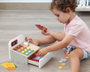 KioKids Caisse Enregistreuse En Bois Jouet Éducatif Imitation Supermarché avec Lecteur Code Barres, Argent Papier, Cartes et Pièces