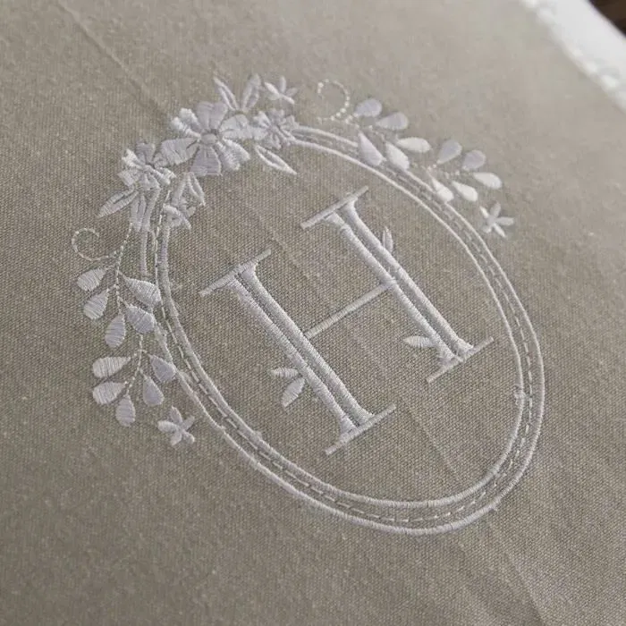 Today Coussin décoratif Charme 40x40 cm - Broderie Berenice - Housse en coton et chambray bicolore - Garnissage polyester