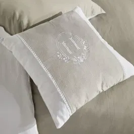 Today Coussin décoratif Charme 40x40 cm - Broderie Berenice - Housse en coton et chambray bicolore - Garnissage polyester