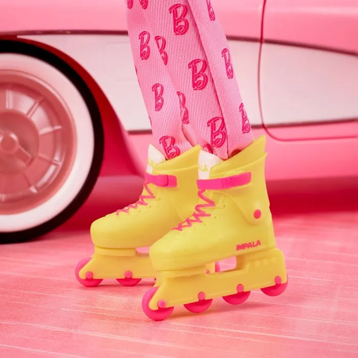 Barbie JCP80 - Poupée Ken avec combinaison rose vif du film Barbie - Modèle audacieux et moderne