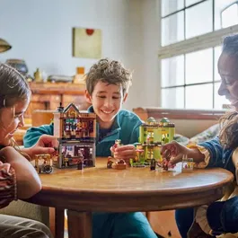 Lego 76452 Set de Construction Harry Potter Magasin d'Accessoires de Quidditch et Marchand de Glaces avec 6 Minifigurines pour Enfants 8 ans et plus