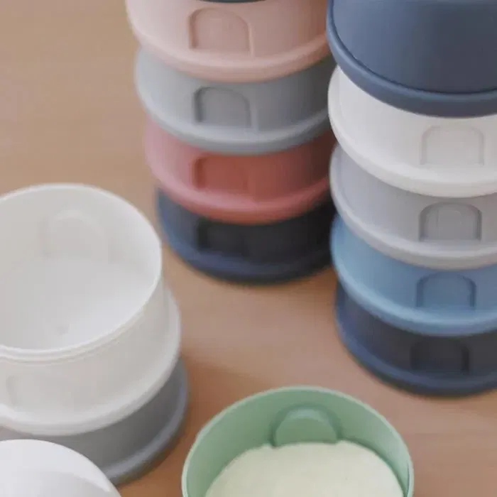 Beaba Boîte Doseuse avec 4 compartiments empilables, hermétique, sans BPA - Mineral Grey / Blue
