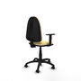 Chaise de bureau Aýna avec mécanisme de contact permanent de base, revêtue de simili cuir couleur crème. Équipée d'une base en polyamide noir, d'accoudoirs 1D et de roulettes pour parquet
