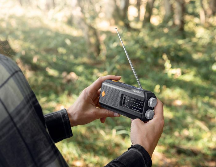Sandberg Survivor Radio All-in-1 2000 - Radio AM/FM portable avec panneau solaire, power bank 2000 mAh, lampe de poche et manivelle