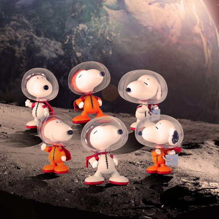 Peanuts Capsule figurines Worlds Beyond Snoopy Display (6)