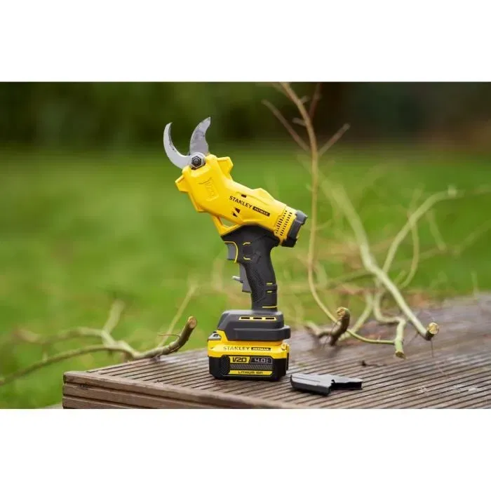 Stanley Fatmax Sécateur électrique sans fil SFMCPP32B-XJ 18V, coupe 32mm, lame interchangeable, ergonomique, sans batterie Stanley Fatmax Sécateur électrique sans fil SFMCPP32B-XJ 18V, coupe 32mm, lame interchangeable, ergonomique, sans batterie