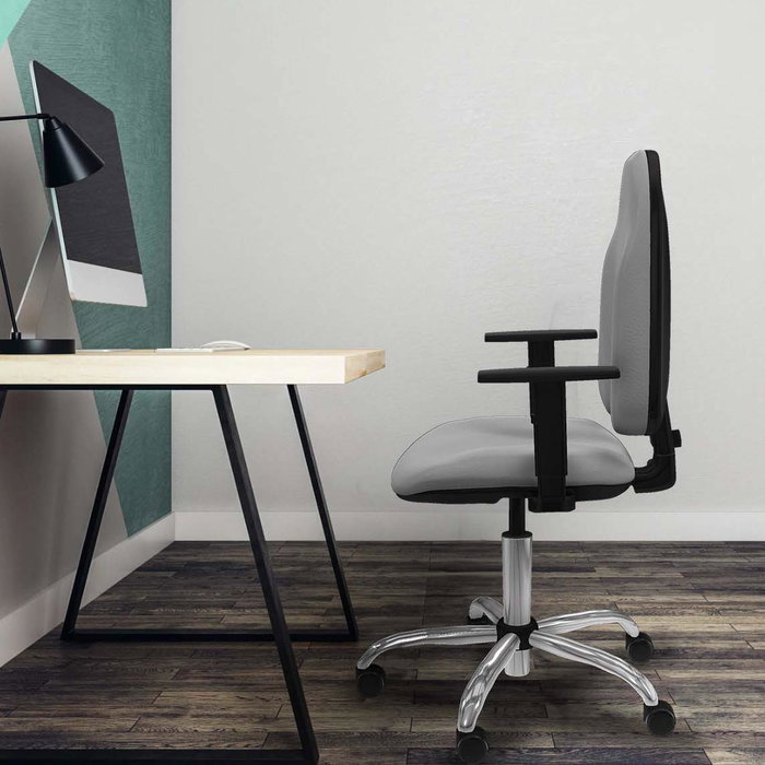 Chaise de bureau Algarra avec mécanisme de contact permanent de base, revêtue de similicuir noir. Équipée d'un piètement chromé, d'accoudoirs 1D et de roulettes pour parquet Chaise de bureau Algarra avec mécanisme de contact permanent de base, revêtue de similicuir noir. Équipée d'un piètement chromé, d'accoudoirs 1D et de roulettes pour parquet