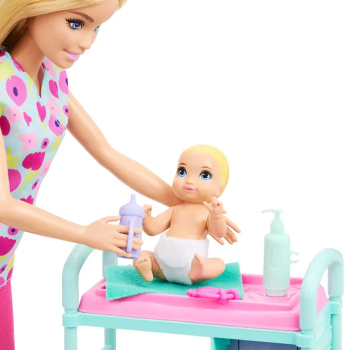 Barbie JMK12 Coffret de Jeu Pédiatre Barbie Careers avec Poupée Barbie, 2 Bébés, Table d'Examen et Accessoires