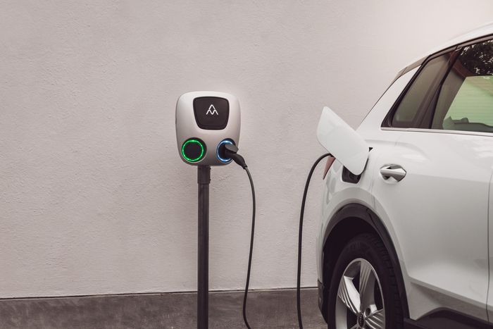 Charge Amps Aura Borne de recharge murale double 2x22 kW 3 phases 32A avec connecteurs Type 2, WiFi, LAN, OCPP et RCD-B