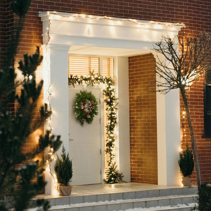 Bambasy Couronne de Noël Baliti effet neige avec if et pommes de pin, Ø50cm