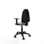 Chaise de bureau Aýna avec mécanisme Contact permanent de base, revêtue de simili cuir gris clair. Équipée d'une base en polyamide noir, d'accoudoirs 1D et de roulettes pour parquet