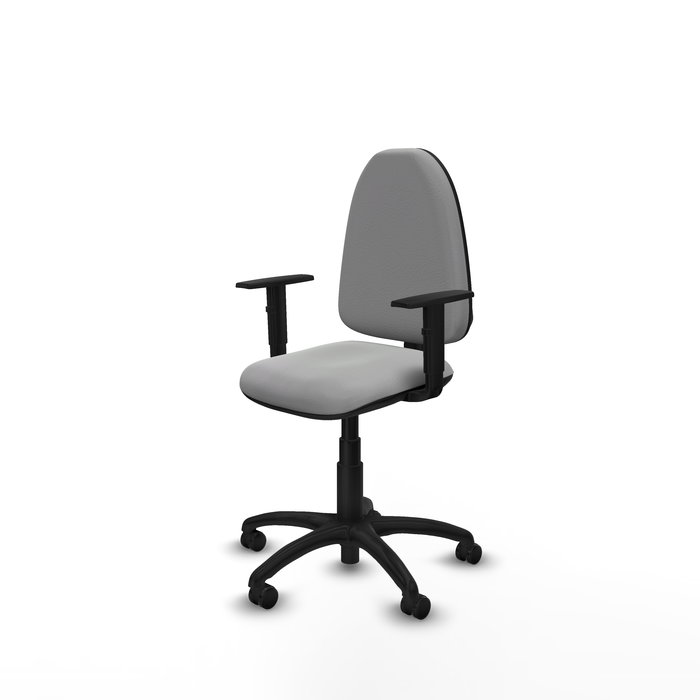 Chaise de bureau Aýna avec mécanisme Contact permanent de base, revêtue de simili cuir gris clair. Équipée d'une base en polyamide noir, d'accoudoirs 1D et de roulettes pour parquet