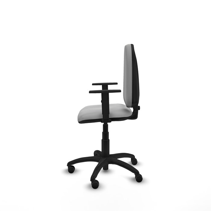 Chaise de bureau Aýna avec mécanisme Contact permanent de base, revêtue de simili cuir gris clair. Équipée d'une base en polyamide noir, d'accoudoirs 1D et de roulettes pour parquet