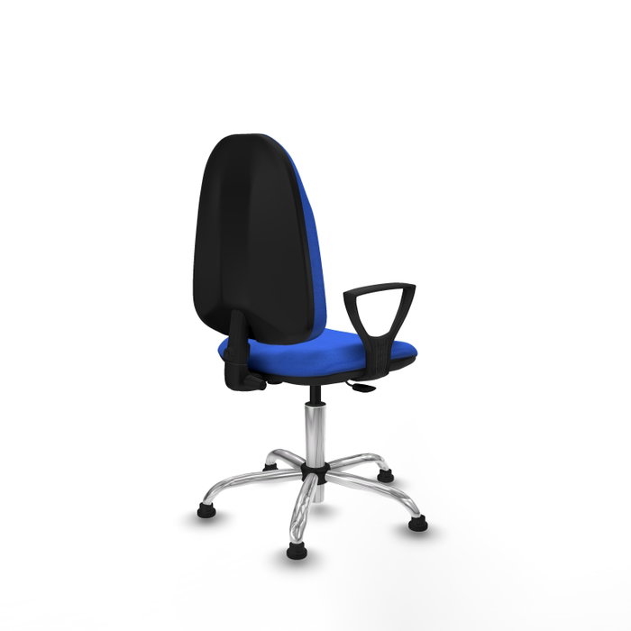 Chaise de bureau Algarra avec mécanisme de contact permanent de base, recouverte de tissu bleu. Équipée d'une base chromée, d'accoudoirs fixes et de butées