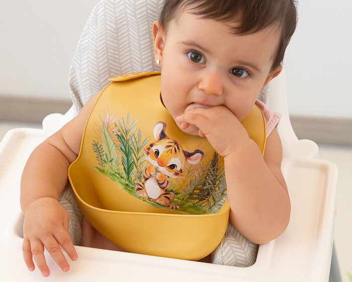 KioKids Babero De Silicona Ajustable Color Mostaza Con Dibujo De Tigre
