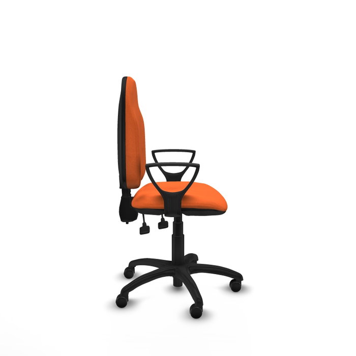 Chaise de bureau Algarra avec mécanisme de contact permanent à double poignée, recouverte de tissu orange. Équipée d'une base en polyamide noir, d'accoudoirs fixes et de roulettes autobloquantes.