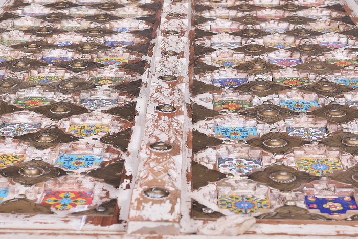 GINER Y COLOMER - Armadio en bois de manguier, 2 portes avec détails en céramique et bronze, couleur blanc vieilli, barre à vêtements intégrée