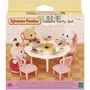 Sylvanian Families - SYLVANIAN FAMILIES 5742 - Set de Table du Goûter avec Chaises, Vaisselle et Pâtisseries pour Maison de Poupée