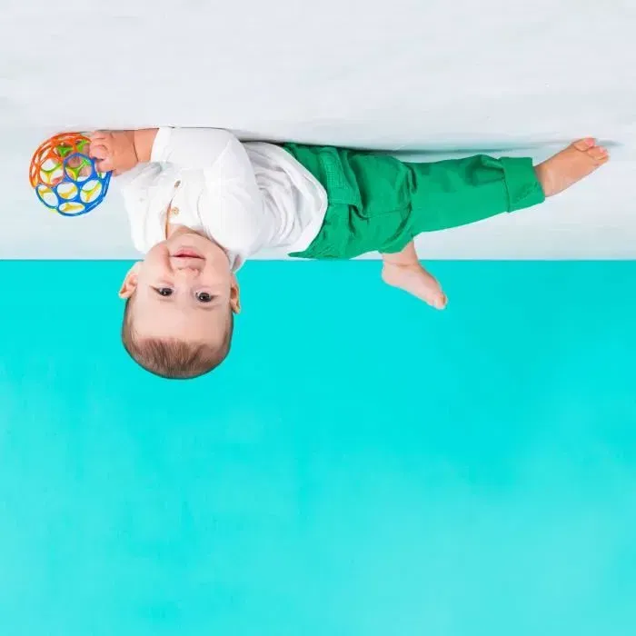 Bright Starts Oball Classic, balle sensorielle souple et facile à saisir pour bébé 0M+, jouet d'éveil multicolore, 10 cm, sans BPA