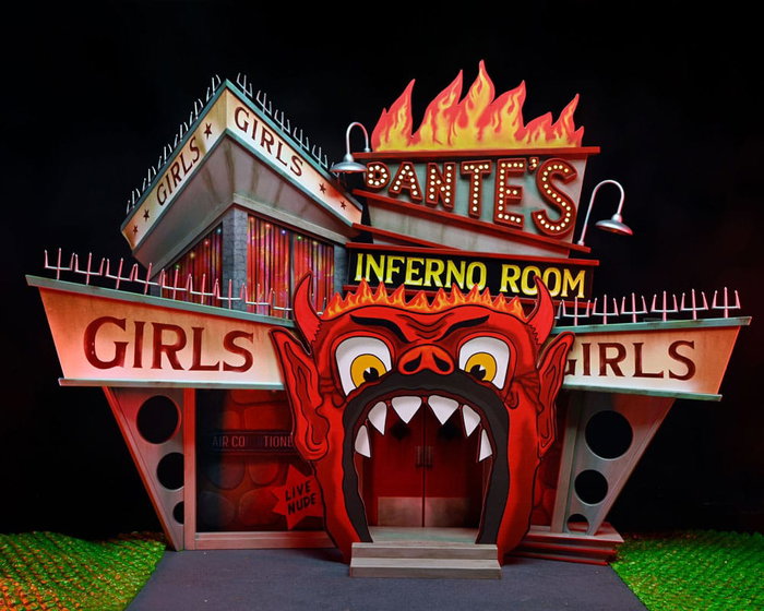 NECA Beetlejuice (1988) Diorama Trenchcoat with Spikes Inferno Room Deluxe Set NECA Beetlejuice (1988) Diorama Trenchcoat with Spikes Inferno Room Deluxe Set