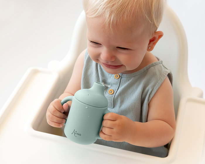 KioKids - Tasse d'apprentissage en silicone pour bébé 120 ml, avec anses et bec, résistante au lave-vaisselle et micro-ondes, couleur sauge, collection Little sauvages