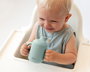 KioKids - Tasse d'apprentissage en silicone pour bébé 120 ml, avec anses et bec, résistante au lave-vaisselle et micro-ondes, couleur sauge, collection Little sauvages