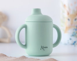KioKids - Tasse d'apprentissage en silicone pour bébé 120 ml, avec anses et bec, résistante au lave-vaisselle et micro-ondes, couleur sauge, collection Little sauvages