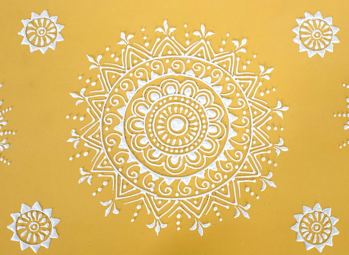 GINER Y COLOMER - Commode en bois de manguier avec porte décorée artisanalement, 4 tiroirs et compartiment de rangement, finition couleur naturel et motifs floraux