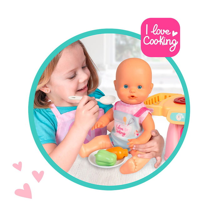 Nenuco - Cuisinette Magique Famosa NFNE3000 - Poupée de 30 cm avec accessoires de cuisine, lumières et sons réalistes - Jeu d'imitation pour enfants dès 3 ans