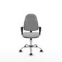 Chaise de bureau Algarra avec mécanisme de contact permanent de base, recouverte de tissu gris clair. Équipée d'une base chromée, d'accoudoirs fixes et de roulettes autobloquantes
