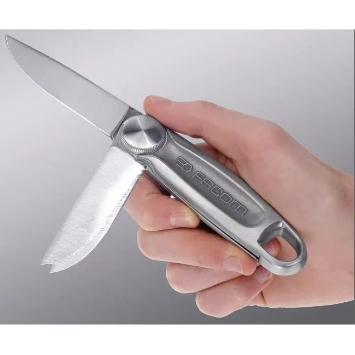 Facom 840LE.PB Couteau à Molette Inox Acier 12C27, Ouverture Rapide Une Main, Manche Inox Brossé, Étui Cuir, Lame 73,5 mm Facom 840LE.PB Couteau à Molette Inox Acier 12C27, Ouverture Rapide Une Main, Manche Inox Brossé, Étui Cuir, Lame 73,5 mm