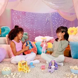 Rainbow High Poupée articulée Junior High Pyjama Party Sunny 22 cm avec accessoires (microphones, haut-parleur, lumière disco) - Jouet pour enfant dès 4 ans