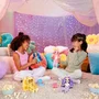 Rainbow High Poupée articulée Junior High Pyjama Party Sunny 22 cm avec accessoires (microphones, haut-parleur, lumière disco) - Jouet pour enfant dès 4 ans