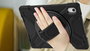 eSTUFF Coque CHICAGO pour iPad 11e/10e génération avec protecteur d'écran intégré, anti-choc MIL-STD-810H, béquille et poignée - Noir